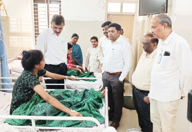 ಚಿಕಿತ್ಸೆ ಪಡೆಯುತ್ತಿರುವ ವಿದ್ಯಾರ್ಥಿಗಳ ಆರೋಗ್ಯ ವಿಚಾರಿಸಿದ ಜಿಲ್ಲಾಧಿಕಾರಿಗಳು 