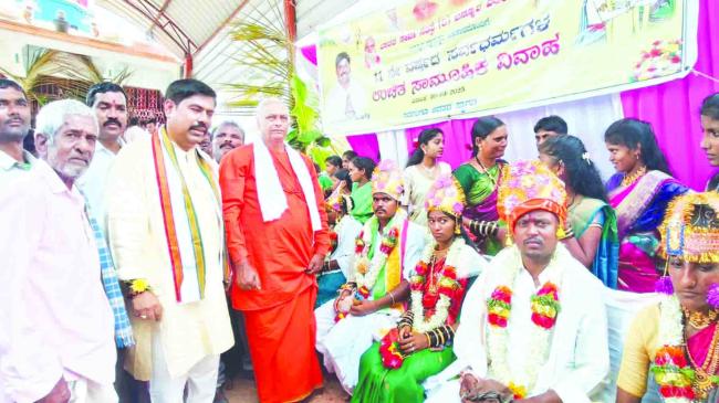 ಸಾಮೂಹಿಕ ಮದುವೆಯಿಂದ ಸಾಮಾಜಿಕ ಸಮಾನತೆ-ಶ್ರೀಕಾಂತ ದುಂಡಿಗೌಡ್ರ 