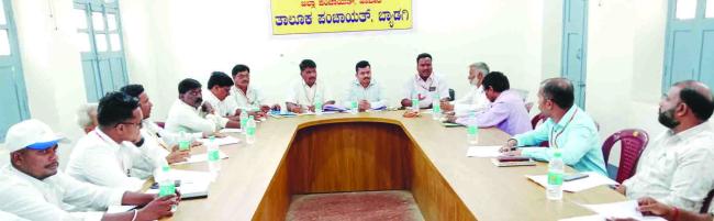 ಗ್ಯಾರಂಟಿ ಯೋಜನೆಗಳು ಸಮರ​‍್ಕವಾಗಿ ಜಾರಿಗೋಳಿಸಲು ಅಧಿಕಾರಿಗಳಿಗೆ ಸೂಚನೆ