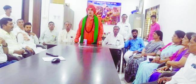 ಶಾಸಕ ಬಸನಗೌಡ ಪಾಟೀಲ ಯತ್ನಾಳ ಉಚ್ಛಾಟನೆ  4ರಂದು ಬೃಹತ್ ಪ್ರತಿಭಟನೆಯ ಪೂರ್ವಭಾವಿ ಸಭೆ