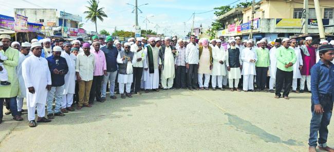 ಅದ್ದೂರಿಯಾಗಿ ರಂಜಾನ್ ಹಬ್ಬವನ್ನು ಆಚರಿಸಿದ ಮುಸ್ಲಿಂ ಬಾಂಧವರು 