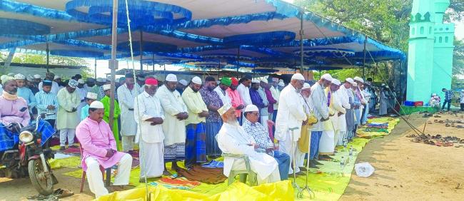 ಈದ್ಗಾ ಮೈದಾನದಲ್ಲಿ ಸಡಗರ ಸಂಭ್ರಮದಿಂದ ರಂಜಾನ್ ಹಬ್ಬ ಆಚರಣೆ