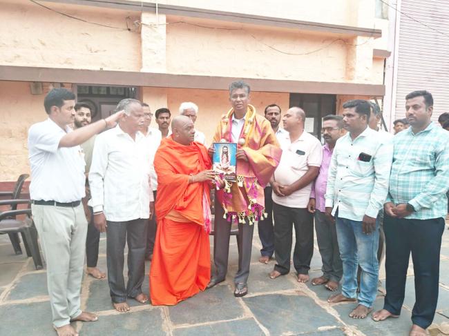 ಗಾಳೇಶ್ವರ ಮಠಕ್ಕೆ ಸಚಿವ ಸತೀಶ ಜಾರಕಿಹೊಳಿ ಬೇಟಿ