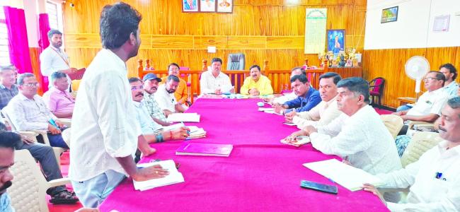 ಕುಡಿಯುವ ನೀರು, ಜಾನುವಾರುಗಳಿಗೆ ಮೇವಿನ ಕೊರತೆಯಾಗದಿರಲಿ: ಐಹೊಳೆ 