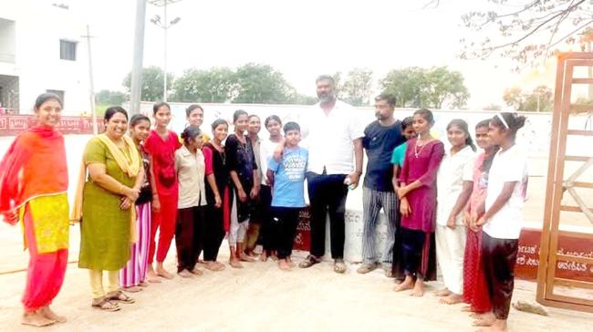 ಬಾಲಕಿಯರ ವಿದ್ಯಾರ್ಥಿನಿಲಯಕ್ಕೆ ಶಾಸಕ ವಿಶ್ವಾಸ ವೈದ್ಯ ಭೇಟಿ