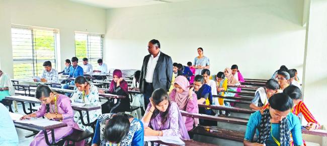 ಪರೀಕ್ಷಾ ಕೇಂದ್ರಕ್ಕೆ ಕುಲಪತಿ ಭೇಟಿ