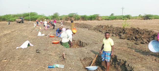ಮಹಾತ್ಮಾ ಗಾಂಧಿ ನರೇಗಾ ಯೋಜನೆಯಡಿ ಸಾಮೂಹಿಕ ಬದು ನಿರ್ಮಾಣ ಕಾಮಗಾರಿಗೆ : ಸಿ.ಆರ್‌. ಮುಂಡರಗಿ ಚಾಲನೆ 