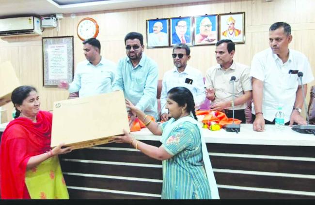 ಹಿಂದುಳಿದ ವರ್ಗಗಳ ವಿದ್ಯಾರ್ಥಿಗಳಿಗೆ ಅಗತ್ಯ ಸಾಮಗ್ರಿಗಳ ವಿತರಣೆ 