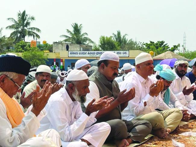 ರಾಣೇಬೆನ್ನೂರು ಈದ್ಗಾ  ಮೈದಾನದಲ್ಲಿ ಸಂಭ್ರಮದ ರಂಜಾನ್‌. 