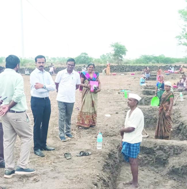 ಲಕ್ಕುಂಡಿ ನರೇಗಾ ಕಾಮಗಾರಿ ಪರೀಶೀಲನೆ, ಉದ್ಯೊಗಖಾತ್ರಿಯಲ್ಲಿ ಕೂಲಿಕಾರರ ಆರೋಗ್ಯ ತಪಾಸಣೆಗೂ ಒತ್ತು - ಸಿಇಓ ಭರತ್  