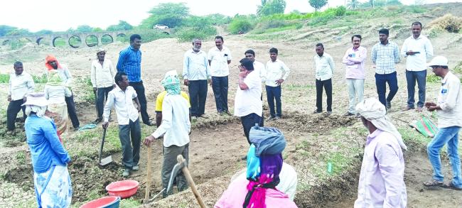 ಉದ್ಯೋಗ ಖಾತರಿ ಕೆಲಸದ ಸ್ಥಳಕ್ಕೆ ಕಲ್ಲಾಪೂರ ಭೇಟಿ  