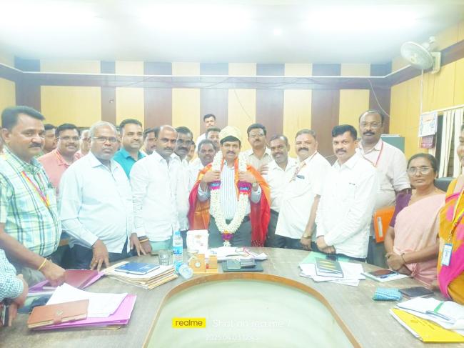 ತಾಲೂಕ ನೌಕರರ ಸಂಘದಿಂದ ಸನ್ಮಾನ