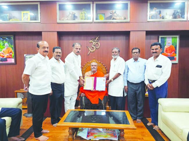 ಕಾಗಿನೆಲೆಯ ನಿರಂಜನಾನಂದ ಪುರಿ ಸ್ವಾಮೀಜಿಯವರಿಗೆ ಗೌರವ ಡಾಕ್ಟರೇಟ ಪದವಿ ಪ್ರದಾನ