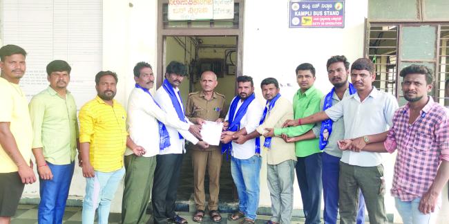 ಸಾರಿಗೆ ಬಸ್ ನಿಲುಗಡೆಗೆ ಭೀಮ್ ಆರ್ಮಿ ಒತ್ತಾಯ