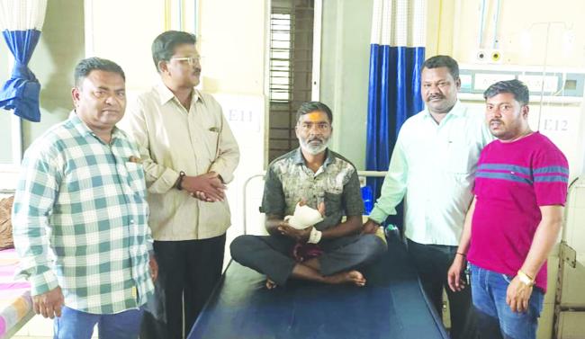 ಕಾರ್ಮಿಕನ ಆರೋಗ್ಯ ವಿಚಾರಿಸಿದ ಕಾಂಗ್ರೆಸ್ ಮುಖಂಡರು