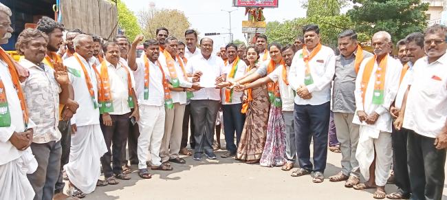 ಡೀಸೆಲ್, ಸೇರಿದಂತೆ ನಿತ್ಯೋಪಯೋಗಿ ವಸ್ತುಗಳ ಬೆಲೆ ಏರಿಕೆ ಖಂಡಿಸಿ ಪ್ರತಿಭಟನೆ