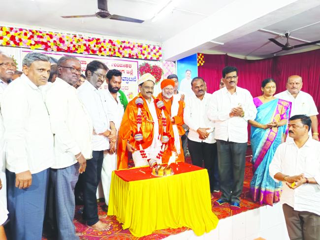 ಎಲ್ಲ  ಸರಕಾರಿ ನೌಕರರಿಗೆ ರವಿ ಗುಂಜೀಕರವರು ಬೆನ್ನೆಲುಬಾಗಿದ್ದಾರೆ :  ಫಕ್ಕೀರೇಶ್ವರ ಶ್ರೀಗಳು