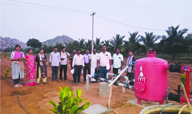 ಸಮಗ್ರ ತೋಟಗಾರಿಕೆ ಕೃಷಿಯಲ್ಲಿ ಸಂತೃಪ್ತ ರೈತ ಮಹಿಳೆ 