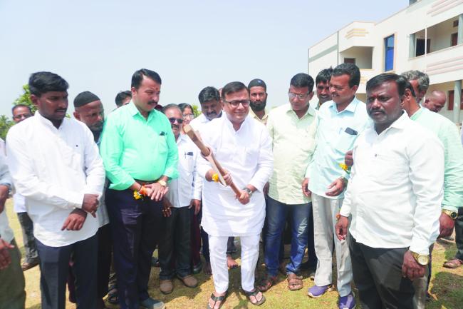 4 ಲಕ್ಷ ರೂ. ವೆಚ್ಚದಲ್ಲಿ  ಗೋಡೆ ನಿರ್ಮಾಣ ಕಾಮಗಾರಿಗೆ ಶಾಸಕ ಶ್ರೀನಿವಾಸ ಮಾನೆ ಭೂಮಿಪೂಜೆ