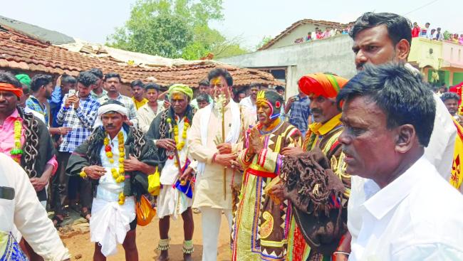 ಬೆಳ್ಳಿ ತಟ್ಟೆಯಾಗ ಮುತ್ತು ಸುರಿದು ತುಂಬಿ ತುಳುಕಿತಲೆ ಪರಾಕ್ : ಗೊರವಪ್ಪ ಮಾಕಪ್ಪನವರ