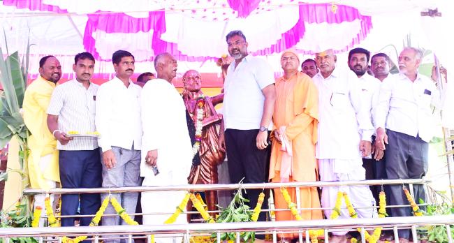 ಕನಕದಾಸರ ನೂತನ ಮೂರ್ತಿಗೆ ಶಾಸಕ ವಿಶ್ವಾಸ ವೈದ್ಯ ಚಾಲನೆ