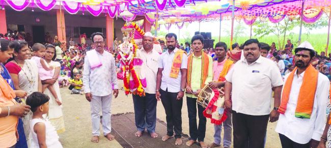 ಮೋಳೆಯಲ್ಲಿ ಅದ್ದೂರಿಯಾಗಿ ನಡೆದ ಕಂಬಿ ಐದೇಶಿ ಉತ್ಸವ 