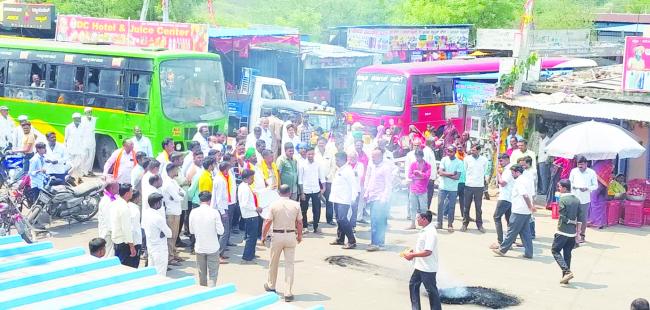 ತೊಗರಿ ಬೆಳೆ ಪರಿಹಾರಕ್ಕಾಗಿ ಹೆದ್ದಾರಿ ತಡೆದು ಕರವೇ ಪ್ರತಿಭಟನೆ