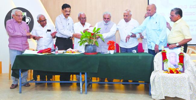 ರವಿ, ಕವಿ ಕಾಣದ್ದನ್ನ ಕಾಣುವವನೇ ವಿಮರ್ಶಕ: ಪ್ರೊ. ಜಯರಾಜ