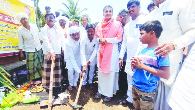 ಪೀರಾಪೂರ-ಅಮಲ್ಯಾಳ ರಸ್ತೆ ಕಾಮಗಾರಿಗೆ ಶಾಸಕ ರಾಜುಗೌಡ ಭೂಮಿ ಪೂಜೆ  