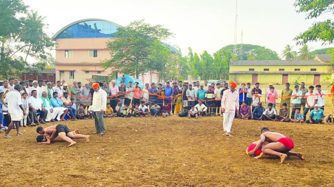 ನೀನಾ ನಾನಾ ಎಂದು ಕುಸ್ತಿ ಅಖಾಡದಲ್ಲಿ ಸೆಣಸಾಡಿದ ಪೈಲ್ವಾನರು!  