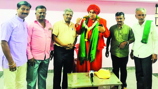 ರಾಣಿಚನ್ನಮ್ಮ ಪರಿಸರ ಸೇವಾ ಸಮಿತಿ: ಬಸವ ಜಯಮೃತ್ಯುಂಜಯ ಮಹಾಸ್ವಾಮಿಜಿಗೆ ಗೌರವ ಸನ್ಮಾನ  