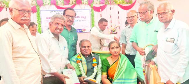 ಕವಿ, ಸಾಹಿತಿ ಮಹಾಂತಪ್ಪ ನಂದೂರಗೆ ಸನ್ಮಾನ 