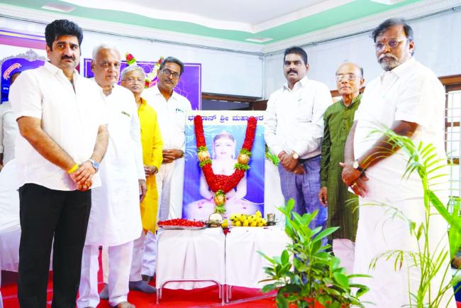 ಬಳ್ಳಾರಿಯಲ್ಲಿ ಸಂಭ್ರಮದ ಮಹಾವೀರ ಜಯಂತ್ಯೋತ್ಸವ  ಸರಳ ಮತ್ತು ಶಾಂತಿಯುತ ಜೀವನ ನಡೆಸಿ: ಮೇಯರ್ ಮುಲ್ಲಂಗಿ ನಂದೀಶ್