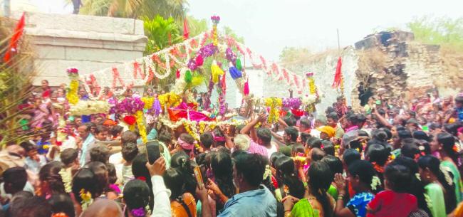 ಹೊಳಗುಂದಿಯಲ್ಲಿ ಕೆಂಡ ತುಳಿದು ಹರಕೆ ತೀರಿಸಿದ ಭಕ್ತರು