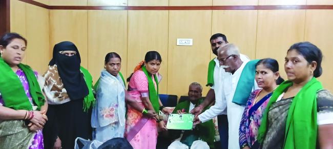 ಬಾಳಪ್ಪ ತಿಡಸಿಗೆ ರೈತ ರತ್ನ ಪ್ರಶಸ್ತಿ ಪ್ರಧಾನ