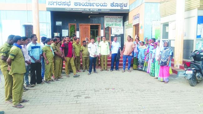 ಹೊರಗುತ್ತಿಗೆ ನೌಕರರನ್ನು ಖಾಯಂಗೊಳಿಸಲು ಆಗ್ರಹಿಸಿ ಅನಿರ್ದಿಷ್ಟ ಅವಧಿ ಮುಷ್ಕರ