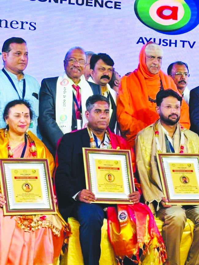 ಡಾ.ಮಹಾಂತೇಶ ಬಿರಾದಾರ, ಡಾ ಸಮೀರ ಹಾದಿಮನಿಗೆ ವಿಶೇಷ ಸಾಧಕ ಪ್ರಶಸ್ತಿ 