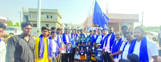 ಅಂಬೇಡ್ಕರ್ ಜಯಂತ್ಯೋತ್ಸವ: ಮಕ್ಕಳಿಗೆ ಉಚಿತ ಬ್ಯಾಗ್ ವಿತರಣೆ  