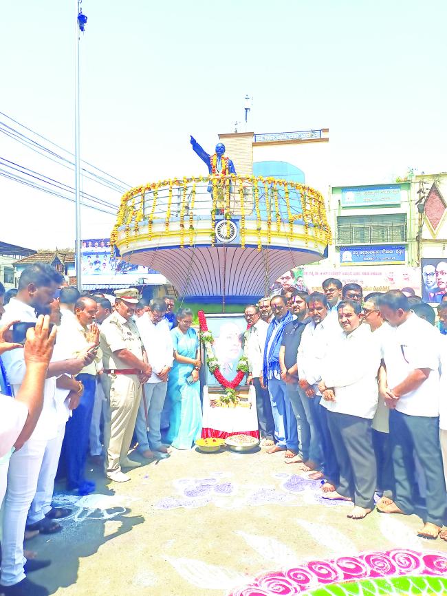 ಡಾ. ಅಂಬೇಡ್ಕರ ಪುತ್ಥಳಿಗೆ ಮಾಲಾರ್ಪಣೆ ಮಾಡಿ ಗೌರವ ನಮನ ಸಲ್ಲಿಕೆ 