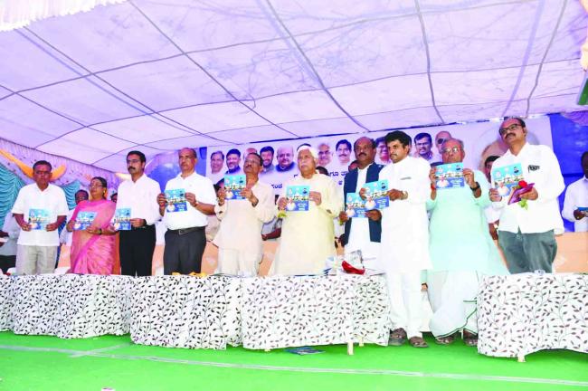 ಪಂಚ ಗ್ಯಾರಂಟಿ ಕಿರುಹೊತ್ತಿಗೆ ಬಿಡುಗಡೆಗೊಳಿಸಿದ ಜಿಲ್ಲಾ ಉಸ್ತುವಾರಿ ಸಚಿವ ಎಚ್‌.ಕೆ.ಪಾಟೀಲ  