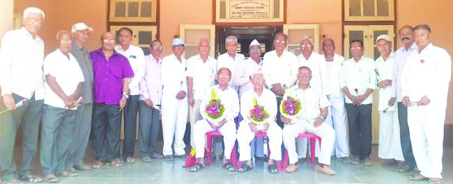 5 ದಶಕಗಳ ನಂತರ ಒಂದಾದ ವರ್ಗ ಸ್ನೇಹಿತರು 