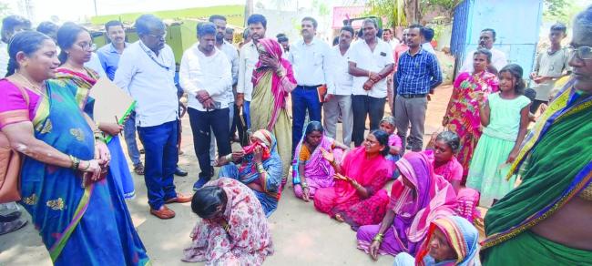 ಹೊಸಳ್ಳಿ: ವಿದ್ಯುತ ತಗುಲಿ ಮೃತಪಟ್ಟ ಮಕ್ಕಳ ಮನೆಗೆ  ಮಕ್ಕಳ ಹಕ್ಕುಗಳ ರಕ್ಷಣಾ ಆಯೋಗದ ಸದಸ್ಯರ ಭೇಟಿ 