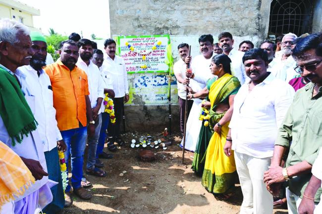 ಗ್ರಾಮೀಣ ರಸ್ತೆ ಮತ್ತು ಚರಂಡಿ ಕಾಮಗಾರಿಗೆ ಶಾಸಕ ಗಣೇಶ ಶಂಕುಸ್ಥಾಪನೆ