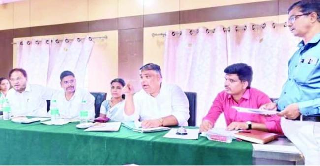 240 ಸೈಟ್ ಖರೀದಾರರಿಗೆ ಉತಾರ ಪೂರೈಸದೇ ಇರುವುದು ಯಾವ ನ್ಯಾಯ ಅಧಿಕಾರಿಗಳಿಗೆ ತರಾಟೆ : ಶಾಸಕ ಪಠಾಣ 