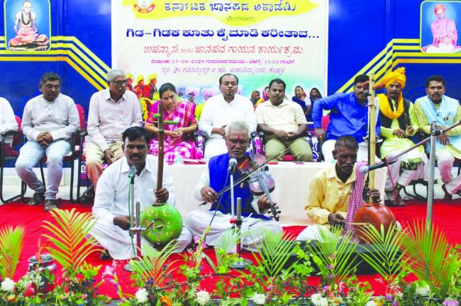 ಗಿಡ-ಗಿಡಕ ಕೂತು ಕೈಮಾಡಿ ಕರೀತಾವ: ಉಪನ್ಯಾಸ ಹಾಗೂ ಜಾನಪದ ಗಾಯನ ಕಾರ್ಯಕ್ರಮ ಯುವ ಪೀಳಿಗೆಗೆ ಜಾನಪದ ತರಬೇತಿ ಅತ್ಯವಶ್ಯಕ - ಗೊಲ್ಲಹಳ್ಳಿ ಶಿವಪ್ರಸಾದ್ 