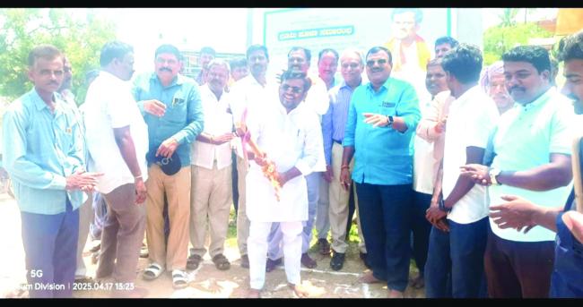 ಗುತ್ತಿಗೆದಾರರಿಗೆ ಕೆಲಸ ಮಾಡಲು ಗ್ರಾಮಸ್ತರ ಸಹಕಾರ ಮುಖ್ಯ: ಡಾ ಚಂದ್ರು ಲಮಾಣಿ