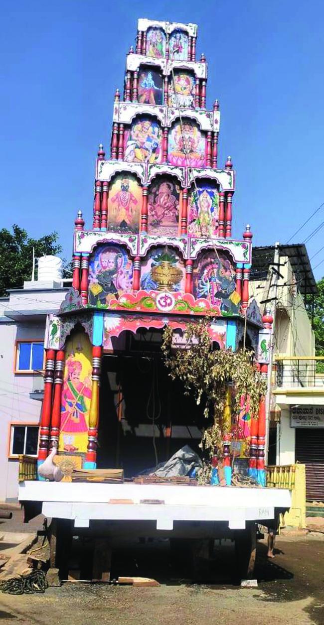 ಶಿಂದೊಳ್ಳಿಯಲ್ಲಿ 22ರಿಂದ 30ರವರೆಗೆ ಮಹಾಲಕ್ಷ್ಮೀ, ದುರ್ಗಾದೇವಿ, ಮಸಣಾದೇವಿ ಜಾತ್ರೆ15 ವರ್ಷಗಳ ನಂತರ ಗ್ರಾಮದಲ್ಲಿ ಜಾತ್ರೆ: ಪೂರ್ವ ಸಿದ್ದತೆ ನಡೆಸಿರುವ ಗ್ರಾಮಸ್ಥರು.
