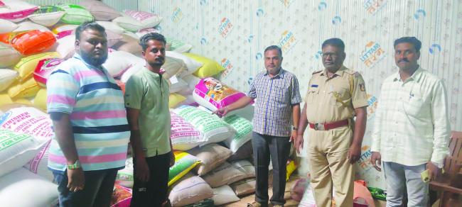 ಅಕ್ರಮ ಅಕ್ಕಿಯ ಸಂಗ್ರಹದ ಮೇಲೆ ಪೋಲಿಸ್ ಅಧಿಕಾರಿಗಳ ದಾಳಿ 