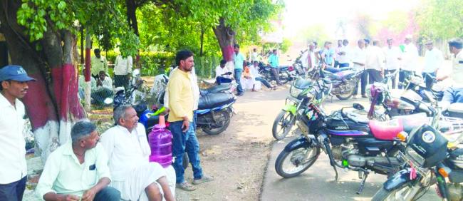 ಜಮಖಂಡಿ ಶುಗರ್ಸ್‌ಗೆ ಬೀಗ ಹಾಕಿ ರೈತರ ಪ್ರತಿಭಟನೆ 