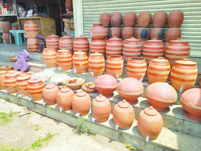 ಬಿರುಬಿಸಿಲು: ಬಡವರ ಪ್ರಿಡ್ಜ್‌ ಮಡಿಕೆಗೆ ಬಹಳ ಬೇಡಿಕೆ 